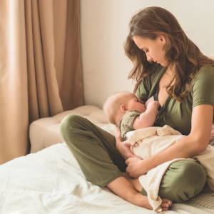 mamá sonriendo con su bebé durante asesoría de lactancia online