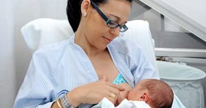 madre lactando con dolor en el pezón