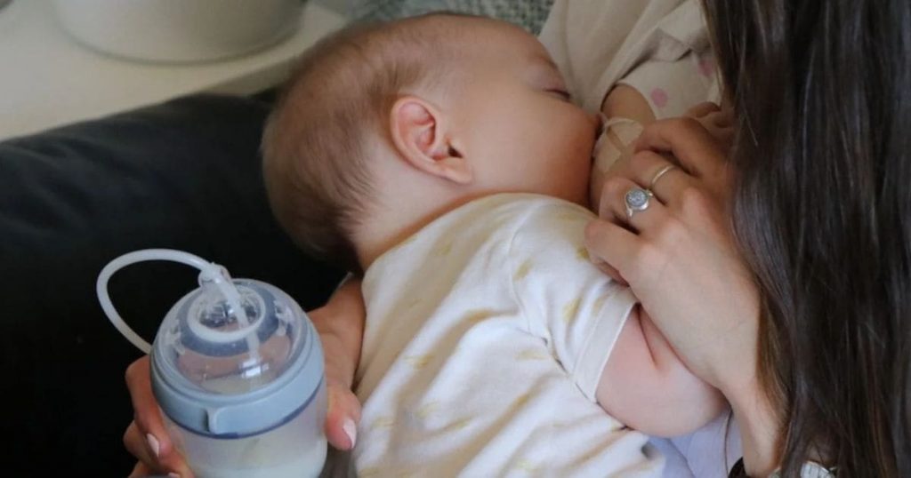 Mamá utilizando un relactador durante la lactancia