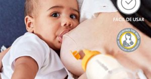 Mamá utilizando el relactador Medela