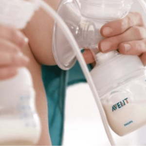 mamá amamantando con un sacaleches eléctrico y analizando diferencias con manual