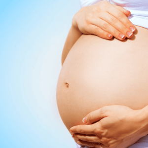 embarazada aprendiendo técnicas de lactancia en taller online