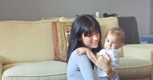 madre abrazando a su bebé durante el proceso de destete respetuoso